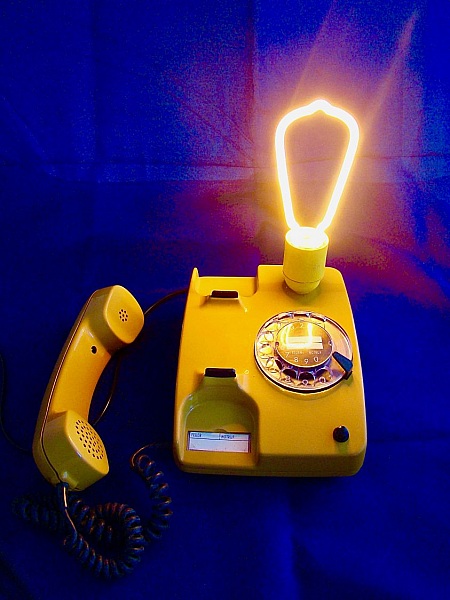 lampe t&eacute;l&eacute;phone style 80' Colonel Moutarde !