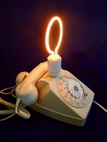 Lampe t&eacute;l&eacute;phone dingo, n&eacute;ons blanc !