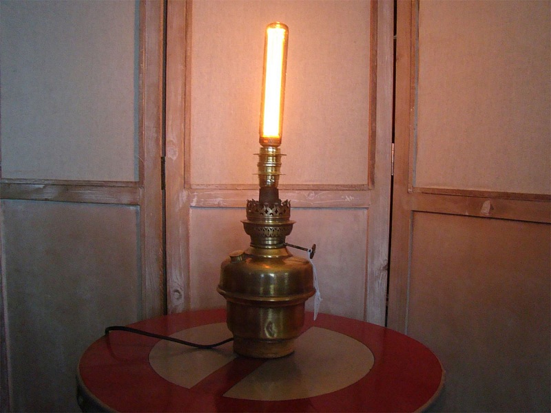 Lampe &agrave; p&eacute;trole en laiton style EDISON 