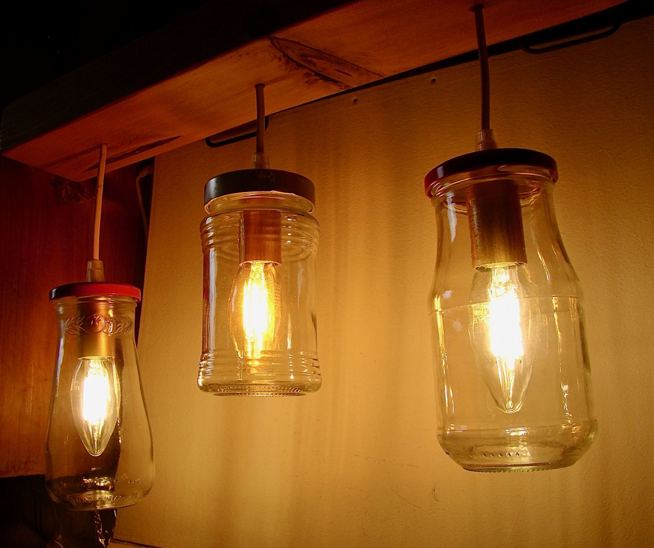 Petit Lustre avec des bocaux et du bois recycl&eacute;s.
