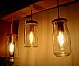 Petit Lustre avec des bocaux et du bois recycl&eacute;s.