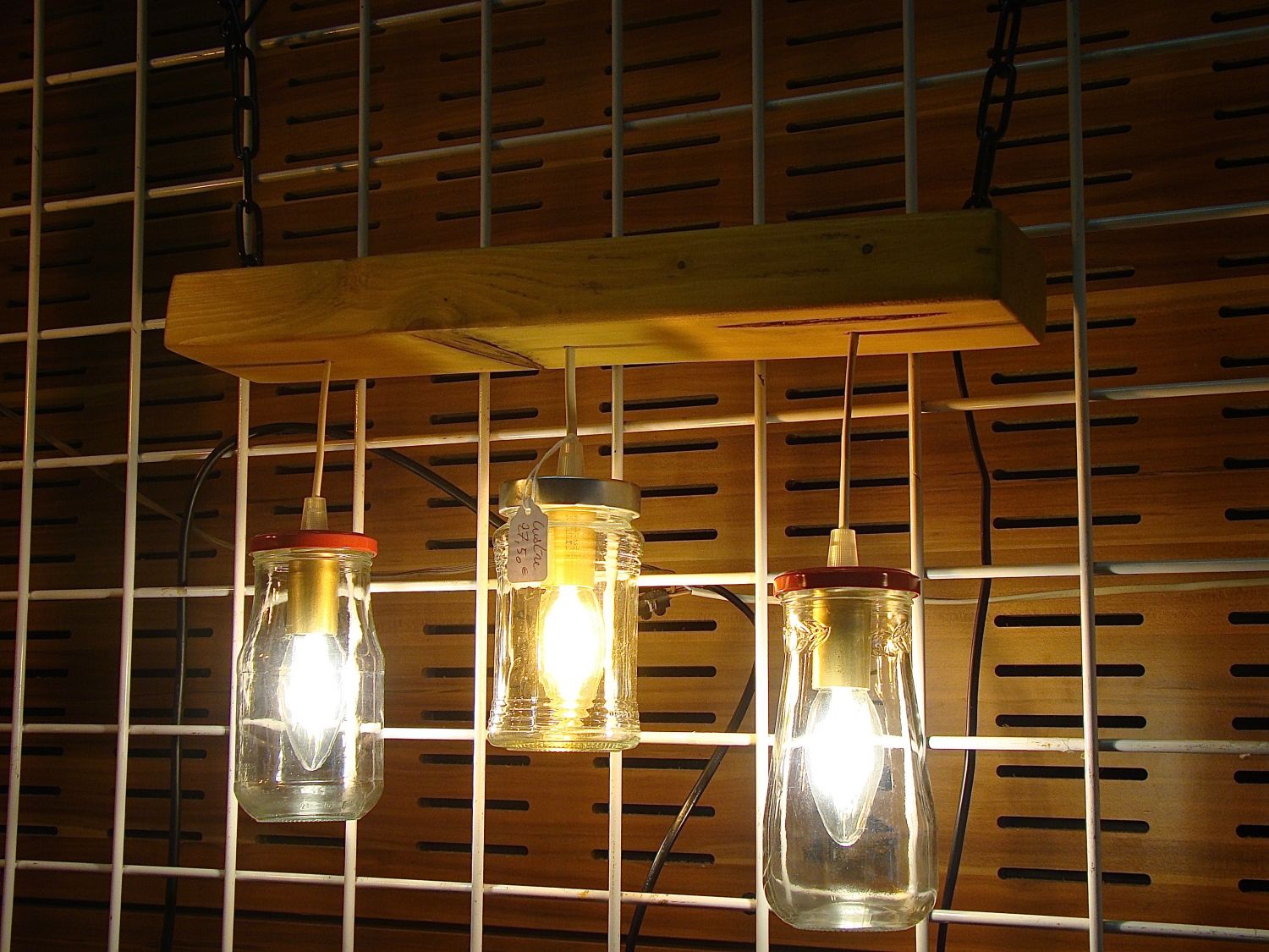 Petit Lustre avec des bocaux et du bois recycl&eacute;s.