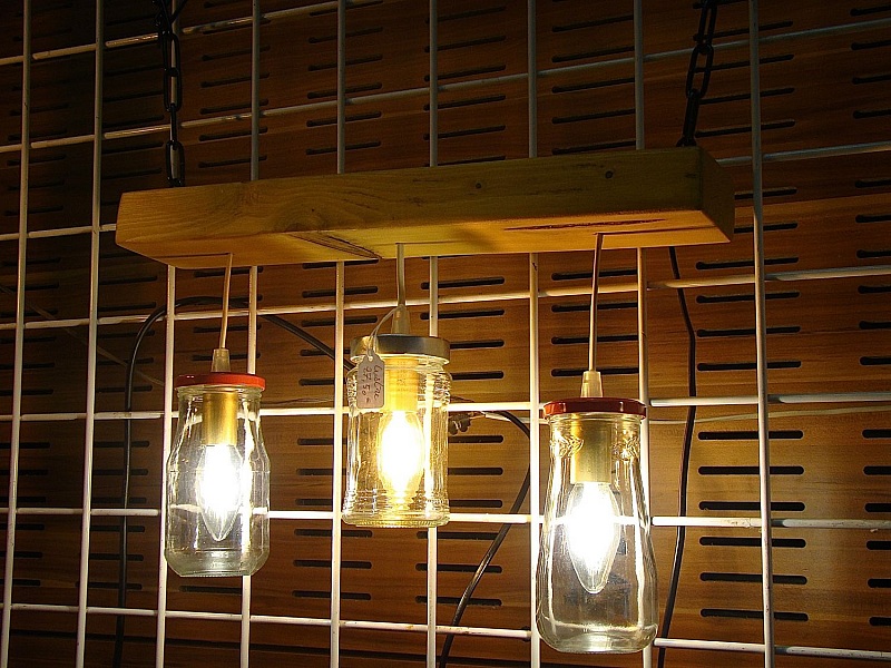 Petit Lustre avec des bocaux et du bois recycl&eacute;s.