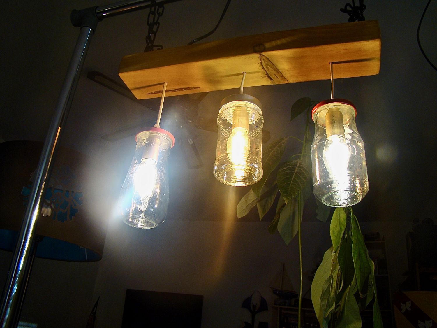 Petit Lustre avec des bocaux et du bois recycl&eacute;s.