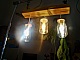 Petit Lustre avec des bocaux et du bois recycl&eacute;s.