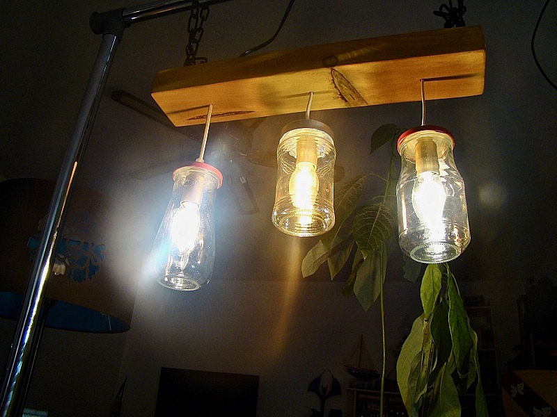 Petit Lustre avec des bocaux et du bois recycl&eacute;s.