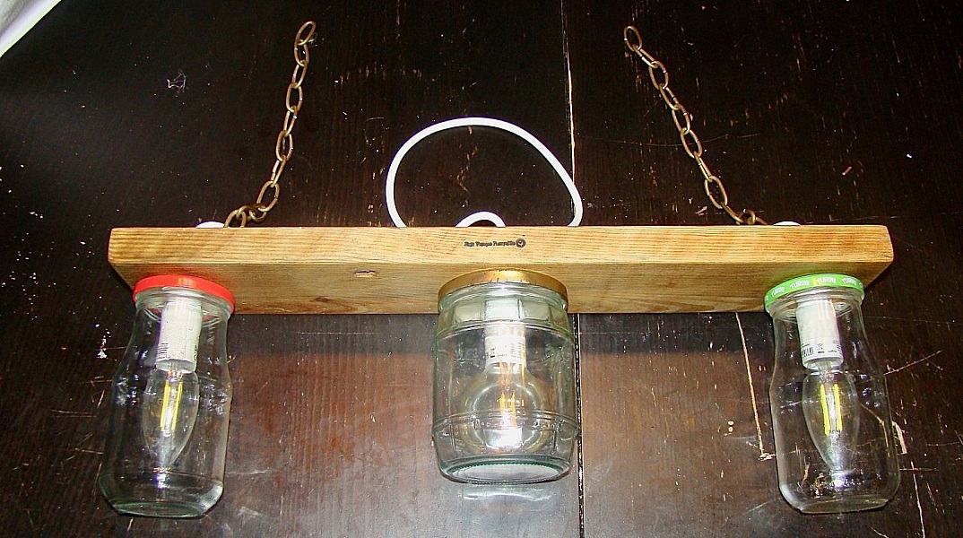 Petit Lustre avec des bocaux et du bois recycl&eacute;s.