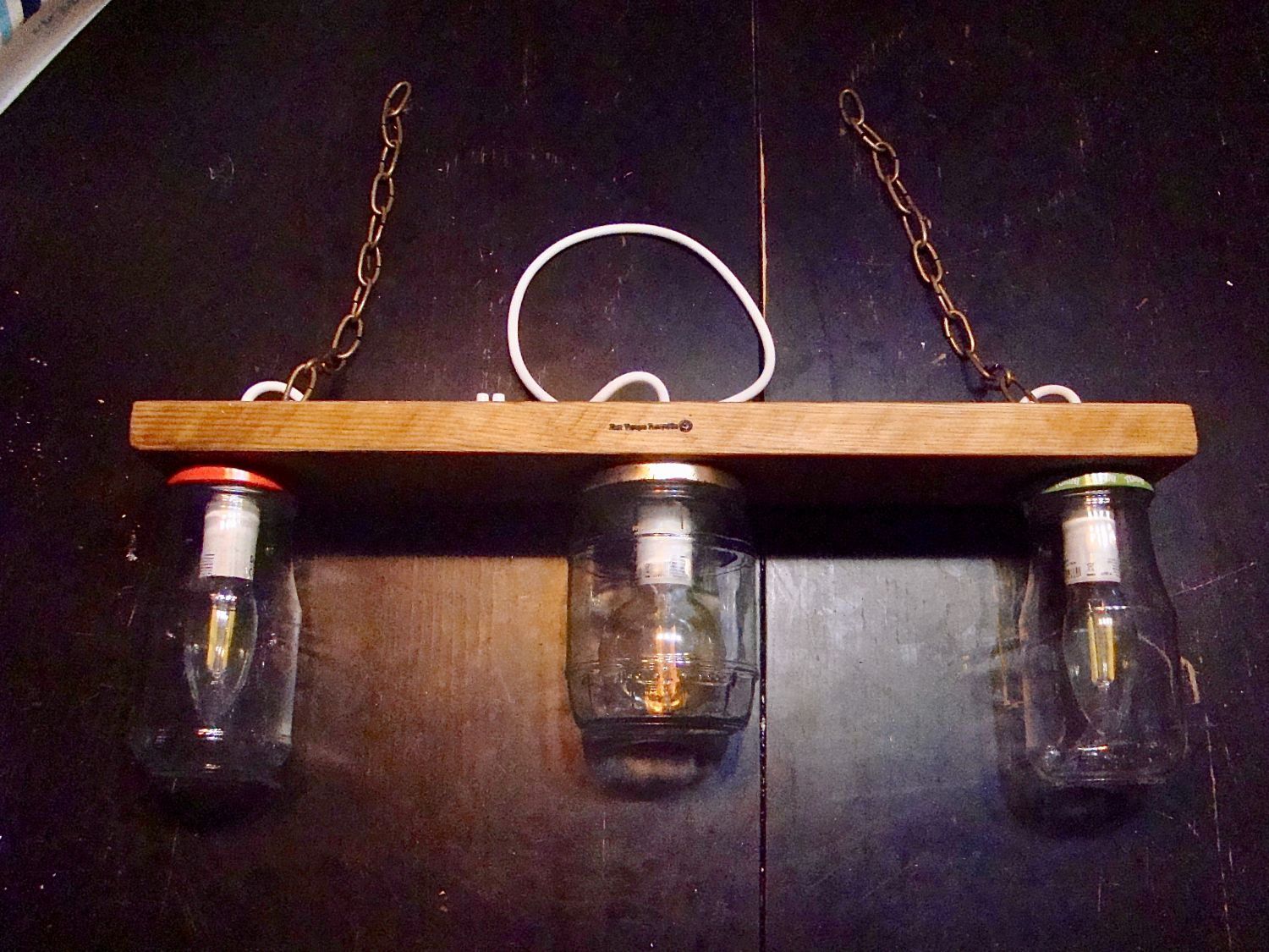 Petit Lustre avec des bocaux et du bois recycl&eacute;s.