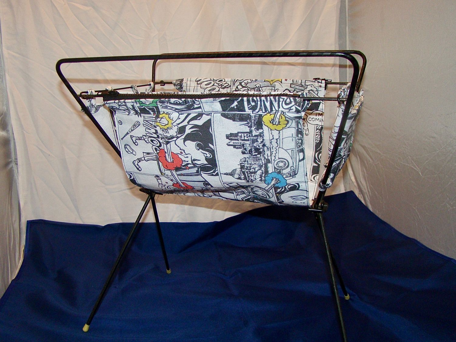Porte-revues vintage en métal avec tissu imprimé style BD.