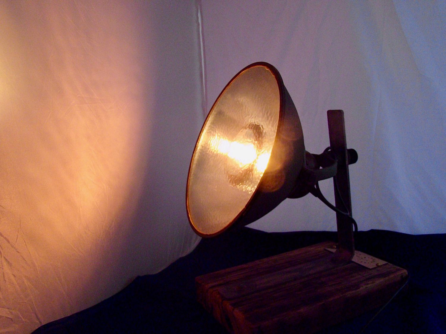 PROJECTEUR INDUSTRIEL VINTAGE RECYCL&Eacute;