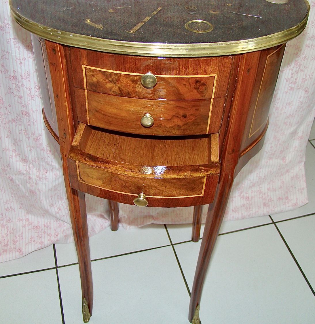 Tempus Fugit petite commode d'appoint 