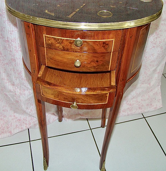 Tempus Fugit petite commode d'appoint 