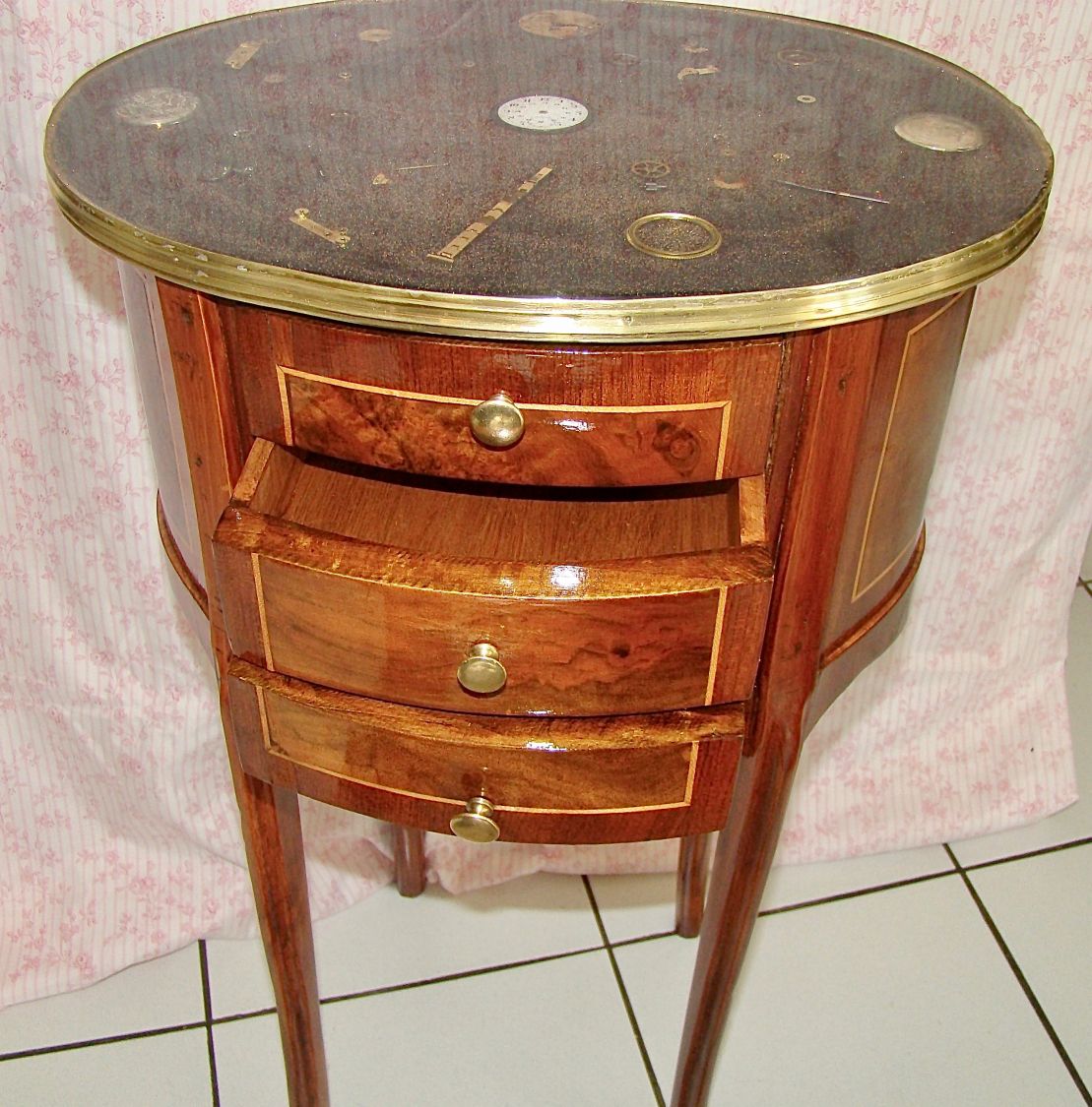 Tempus Fugit petite commode d'appoint 