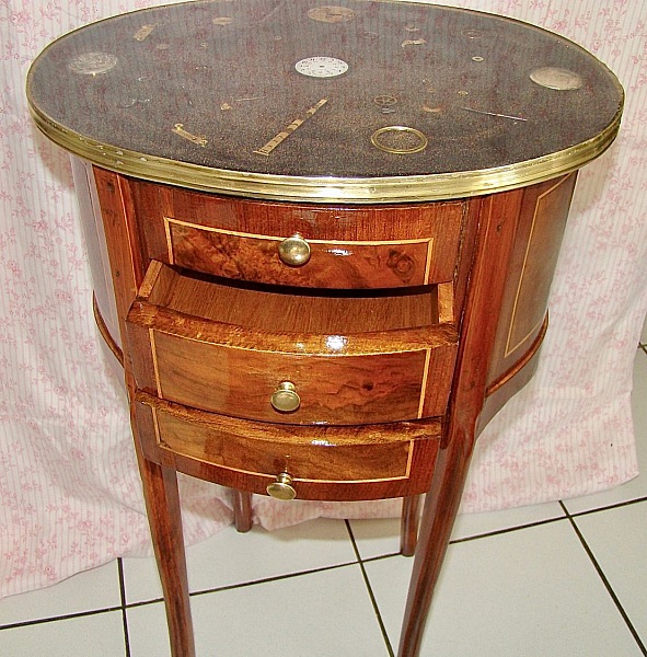 Tempus Fugit petite commode d'appoint 