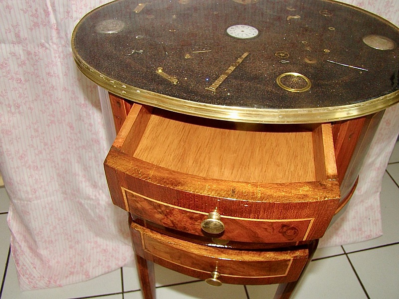Tempus Fugit petite commode d'appoint 