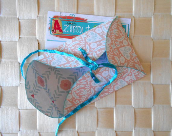 Enveloppe &eacute;tui &agrave; cartes en papier int&eacute;rieur fleuri pop beige ros&eacute; ext&eacute;rieur fleuri blanc bleu clair &agrave; coeurs