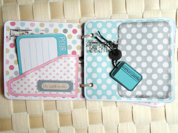 Mini album reli&eacute; printanier &agrave; personnaliser "Special Day Maman" rose bleu vert