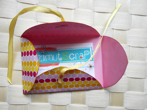 Pochette &agrave; cartes en papier int&eacute;rieur uni rose ext&eacute;rieur motif jaune rose blanc  toujours disponible sur soi