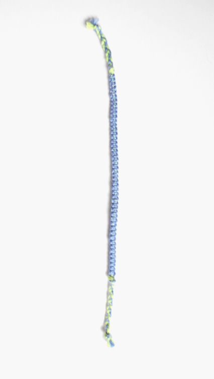 Bijou de poignet en macram&eacute; plat 4 fils, coloris bleuet vert d'eau, agr&eacute;ment&eacute; d&rsquo;un fil lurex tr&egrave;s fin bleu m&eacute;tallis&eacute;