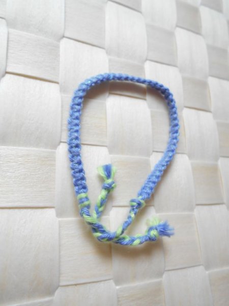 Bijou de poignet en macram&eacute; plat 4 fils, coloris bleuet vert d'eau, agr&eacute;ment&eacute; d&rsquo;un fil lurex tr&egrave;s fin bleu m&eacute;tallis&eacute;