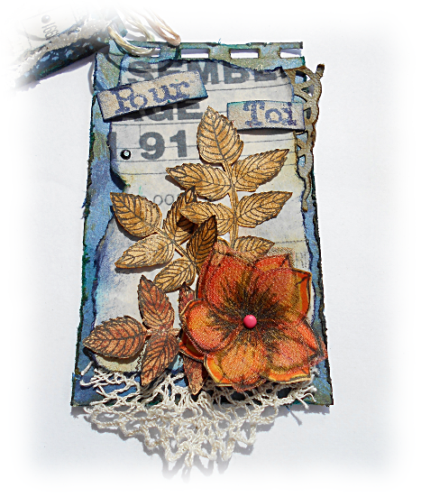 Bonne f&ecirc;te avec cette carte Duo scrap&eacute;e fa&ccedil;on ATC vieillie aux encres distress brushed corduroy