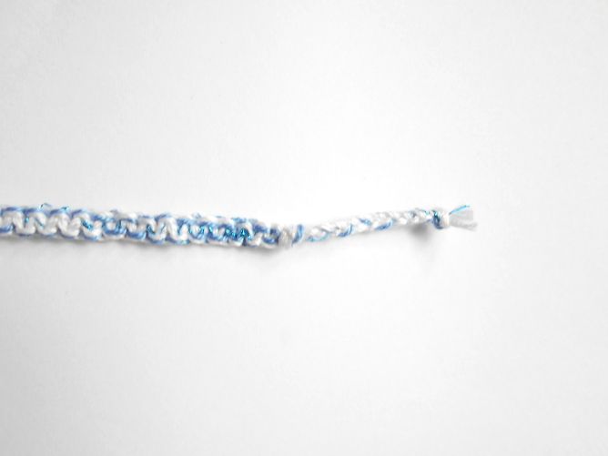 Bracelet en macram&eacute; plat 4 fils, coloris blanc et bleuet, aspect satin&eacute;, relev&eacute; d&rsquo;un fil lurex tr&egrave;s fin bleu m&eacute;tallis&eacute;