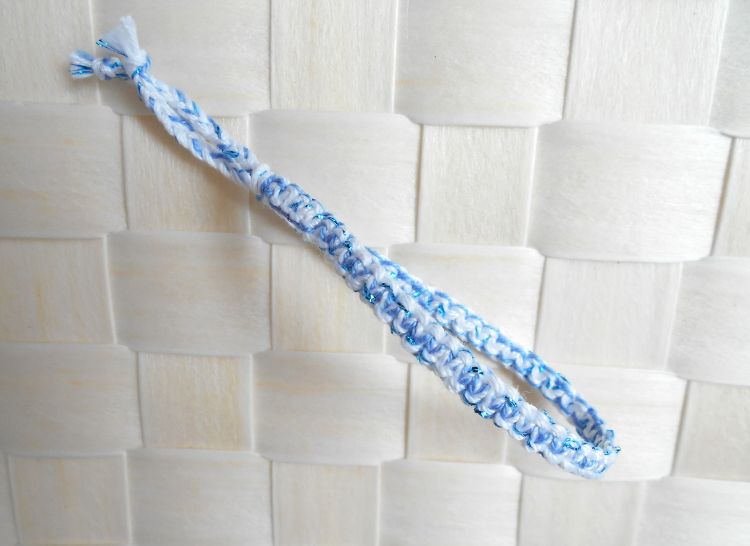 Bracelet en macram&eacute; plat 4 fils, coloris blanc et bleuet, aspect satin&eacute;, relev&eacute; d&rsquo;un fil lurex tr&egrave;s fin bleu m&eacute;tallis&eacute;