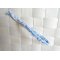 Bracelet en macram&eacute; plat 4 fils, coloris blanc et bleuet, aspect satin&eacute;, relev&eacute; d&rsquo;un fil lurex tr&egrave;s fin bleu m&eacute;tallis&eacute;