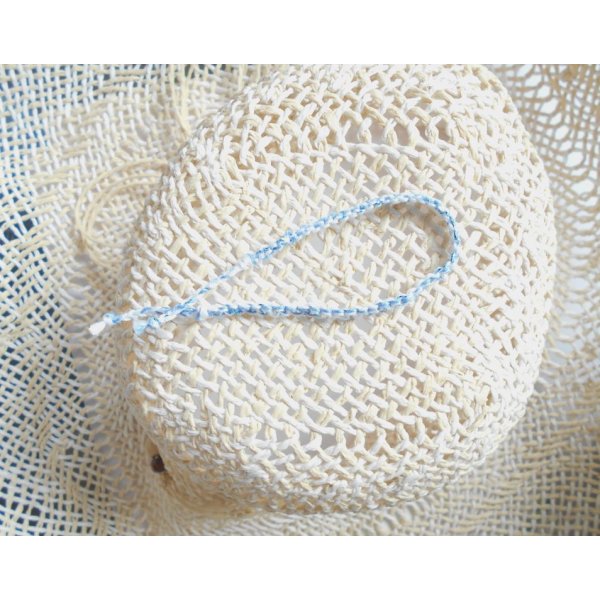 Bracelet en macram&eacute; plat 4 fils, coloris blanc et bleuet, aspect satin&eacute;, relev&eacute; d&rsquo;un fil lurex tr&egrave;s fin bleu m&eacute;tallis&eacute;