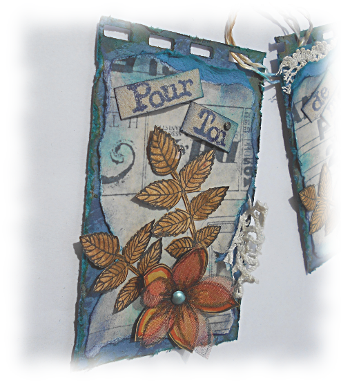 Card alt&eacute;r&eacute;e scrap&eacute;e vintage shabby fond bleu et fleur orang&eacute;e, f&ecirc;te, anniversaire, cadeau