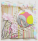 Carte d'amiti&eacute;s  en scrap oiseau dans son nid de fleurs suspendu sur fond multicolore rose, jaune, fris graphique