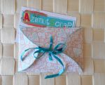 Enveloppe &eacute;tui &agrave; cartes en papier int&eacute;rieur fleuri pop beige ros&eacute; ext&eacute;rieur fleuri blanc bleu clair &agrave; coeurs