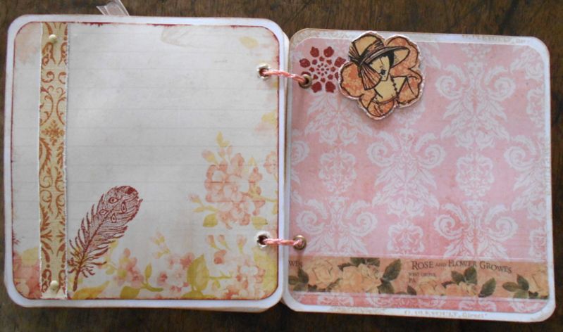 Mini album, grimoire R&eacute;tro "Maman" aux fleurs romantiques shabby rose et beige