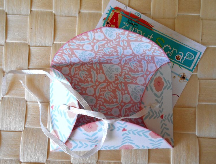Mini enveloppe papiers doubles, ext&eacute;rieur fleuri pop blanc rose, int&eacute;rieur fleuri beige bleu clair &agrave; coeurs 