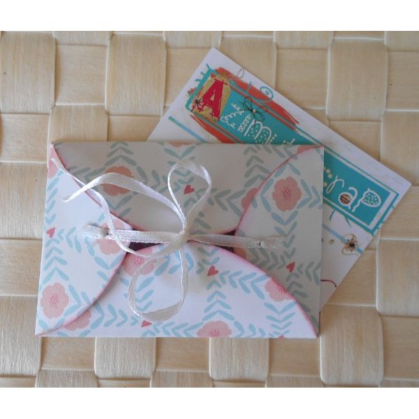 Mini enveloppe papiers doubles, ext&eacute;rieur fleuri pop blanc rose, int&eacute;rieur fleuri beige bleu clair &agrave; coeurs 