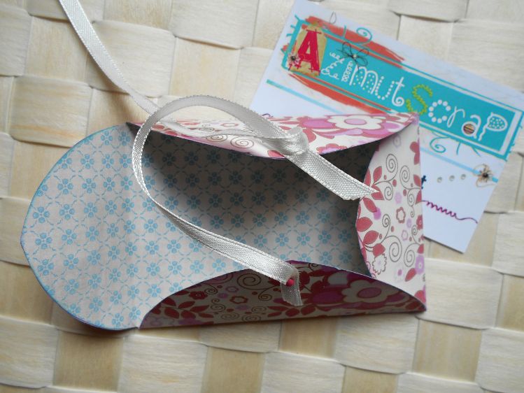 Pochette &agrave; cartes de visites en papier int&eacute;rieur toujours disponible sur soi