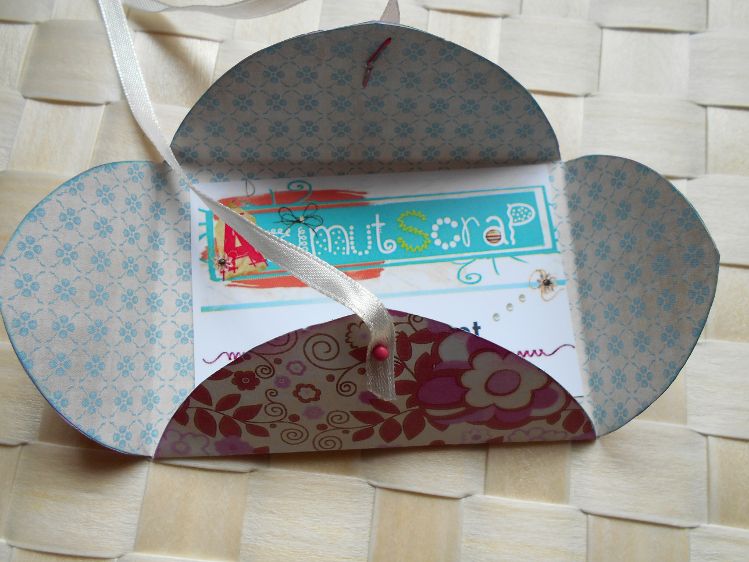 Pochette &agrave; cartes de visites en papier int&eacute;rieur toujours disponible sur soi