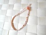 Tour de poignet en macram&eacute; corail blanc avec perles de rocaille dor&eacute;es 