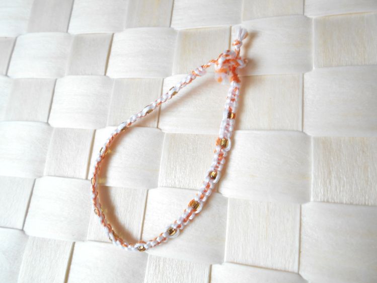 Tour de poignet en macram&eacute; corail blanc avec perles de rocaille dor&eacute;es 