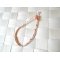 Tour de poignet en macram&eacute; corail blanc avec perles de rocaille dor&eacute;es 