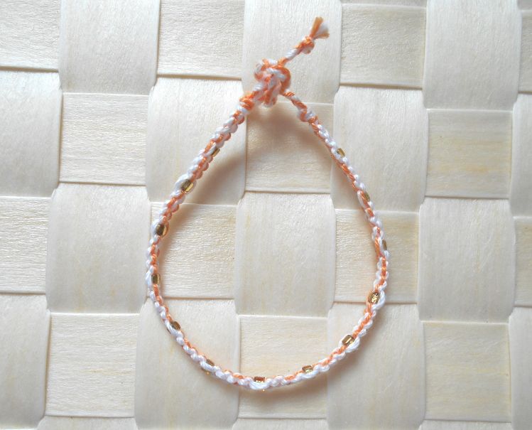 Tour de poignet en macram&eacute; corail blanc avec perles de rocaille dor&eacute;es 