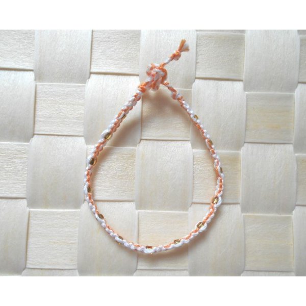 Tour de poignet en macram&eacute; corail blanc avec perles de rocaille dor&eacute;es 