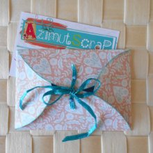 Enveloppe &eacute;tui &agrave; cartes en papier int&eacute;rieur fleuri pop beige ros&eacute; ext&eacute;rieur fleuri blanc bleu clair &agrave; coeurs