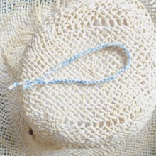 Bracelet en macram&eacute; plat 4 fils, coloris blanc et bleuet, aspect satin&eacute;, relev&eacute; d&rsquo;un fil lurex tr&egrave;s fin bleu m&eacute;tallis&eacute;