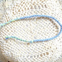 Bijou de poignet en macram&eacute; plat 4 fils, coloris bleuet vert d'eau, agr&eacute;ment&eacute; d&rsquo;un fil lurex tr&egrave;s fin bleu m&eacute;tallis&eacute;