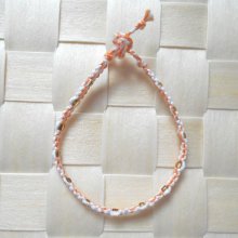 Tour de poignet en macram&eacute; corail blanc avec perles de rocaille dor&eacute;es 