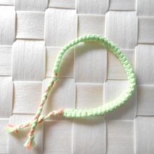 Bracelet tour de poignet en macram&eacute; coton vert pistache mandarine
