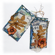 Bonne f&ecirc;te avec cette carte Duo scrap&eacute;e fa&ccedil;on ATC vieillie aux encres distress brushed corduroy