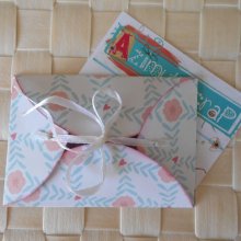 Mini enveloppe papiers doubles, ext&eacute;rieur fleuri pop blanc rose, int&eacute;rieur fleuri beige bleu clair &agrave; coeurs 
