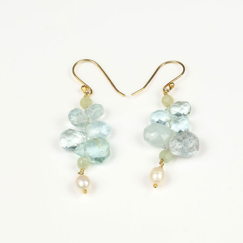 Boucles d'oreilles hippie chic en pierres bleues et perles.